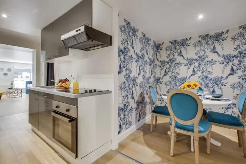 Modern French Studio Charm In The City 아파트 *