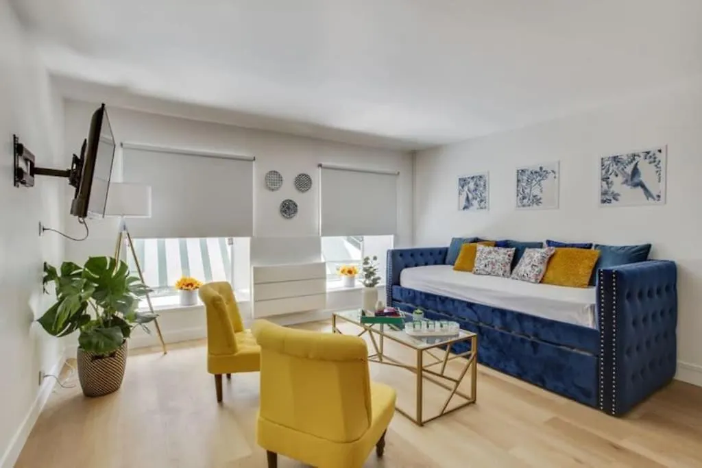 Modern French Studio Charm In The City 아파트